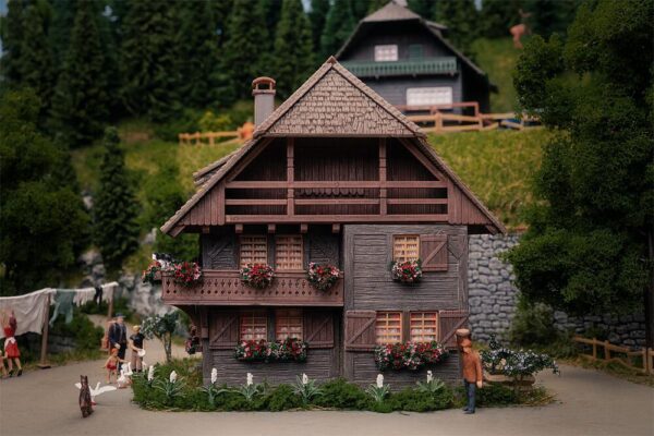 Jubiläumsmodell Uhrenmacherhaus mit Figur
