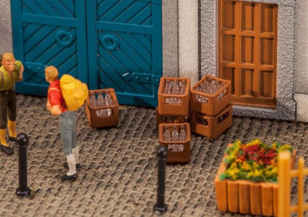 4 Sprudelkästen mit Flaschen